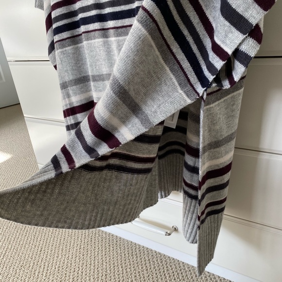 Poncho like LOFT sweater - Picture 7 of 8